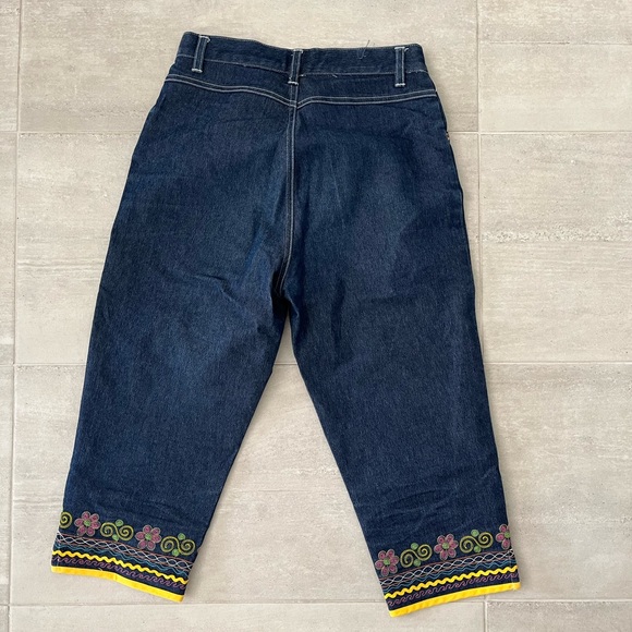 Adorable Y2K Guess Capris! - Picture 4 of 4